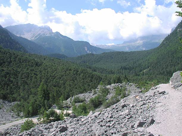 Um vale da montanha em Itália - fotografia de stock