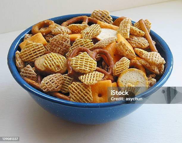 Kleine Partei Mix Snack Bowl Stockfoto und mehr Bilder von Blau - Blau, Breze, Cracker