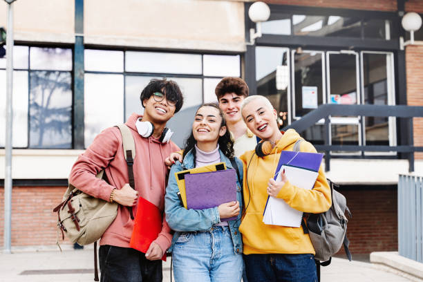 teenager student friends in the university campus. students ready to start classes at the university - tiener fotos stockfoto's en -beelden