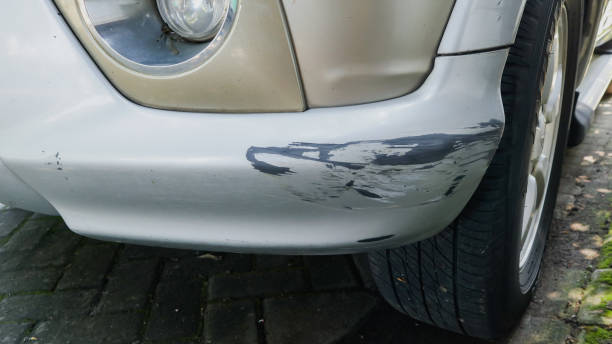 paraurti dell'auto che è stato graffiato dopo essere stato investito da un'altra auto - dented bumper car accident foto e immagini stock