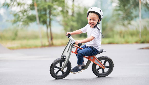 istock Toddler kid learning to ride on run bicycle at skate park. 1390815623