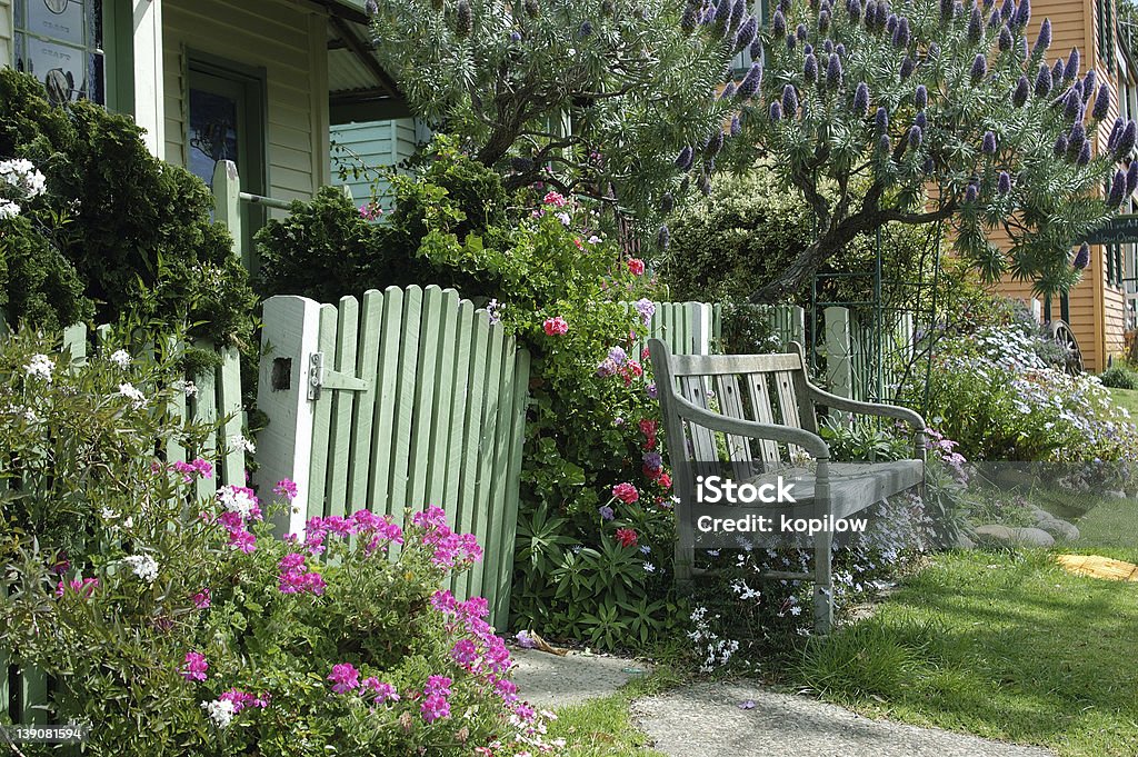 Banco do jardim - Foto de stock de Canteiro de Flores royalty-free