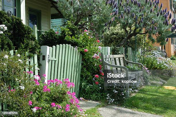 Banco De Jardim - Fotografias de stock e mais imagens de Canteiro de flores - Canteiro de flores, Banco - Assento, Casa de Campo - Casa