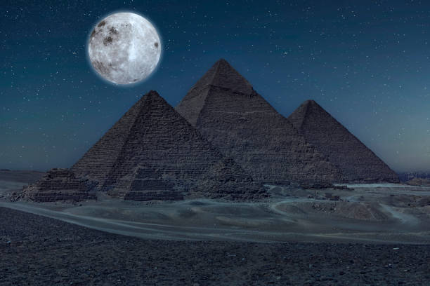 die pyramiden von gizeh in ägypten - sphinx night pyramid cairo foto e immagini stock