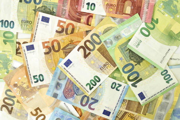 finanzhintergrund der euro-banknotenwährung - one hundred euro banknote stock-fotos und bilder