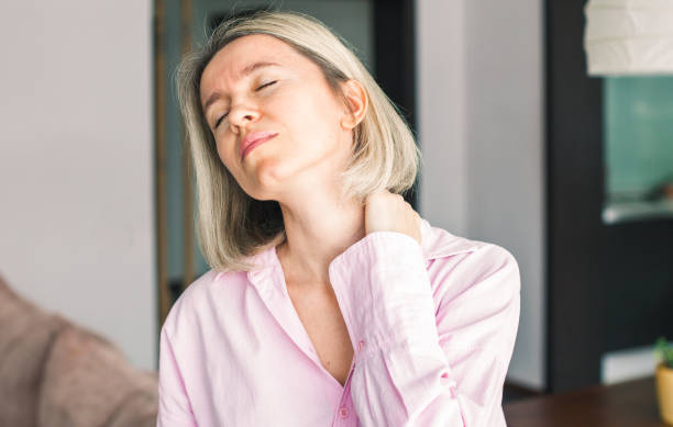 여자는 목이나 어깨에 통증이 - 목통증 뉴스 사진 이미지