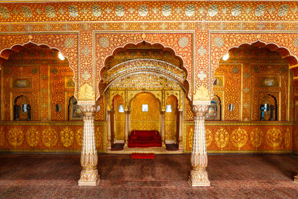 salón del trono en el palacio de lalgarh, bikaner, rajasthan, india, asia - india palace indian culture indoors fotografías e imágenes de stock