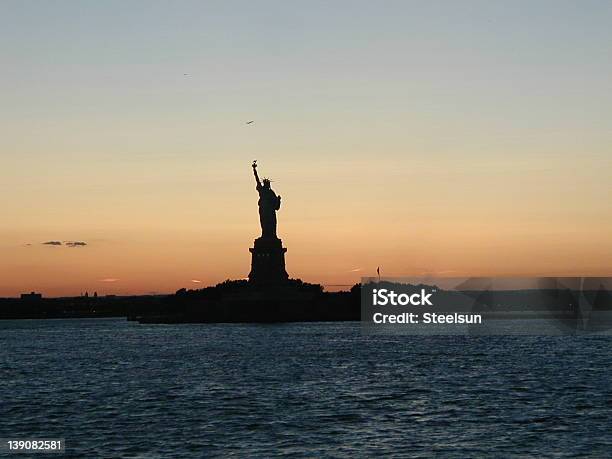 Liberty Al Tramonto - Fotografie stock e altre immagini di Arancione - Arancione, Composizione orizzontale, Fotografia - Immagine