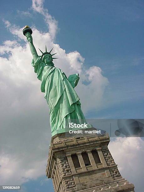 Foto de Miss Liberty e mais fotos de stock de Estátua - Estátua, Fotografia - Imagem, Fracasso