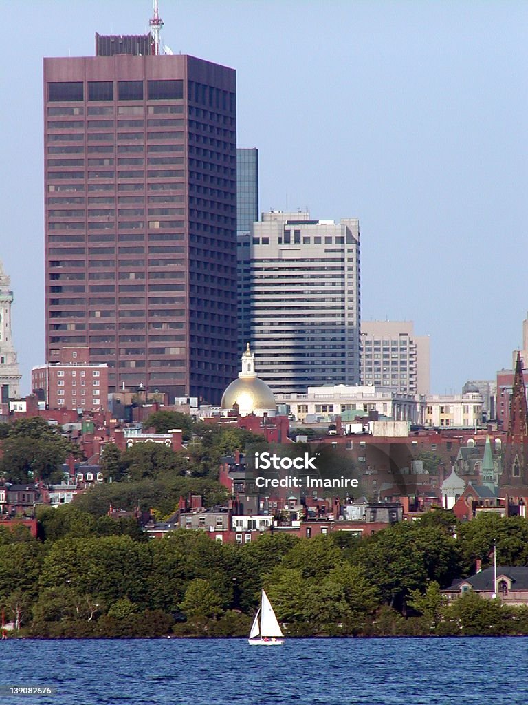 Massachusetts State Capitol e barca a vela sul fiume Charles - Foto stock royalty-free di Ambientazione esterna