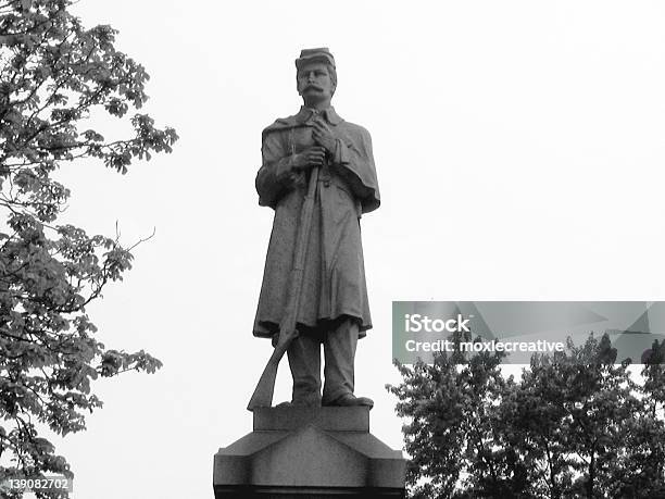 De Pie Sentinel Foto de stock y más banco de imágenes de Arma - Arma, Cementerio, Estatua