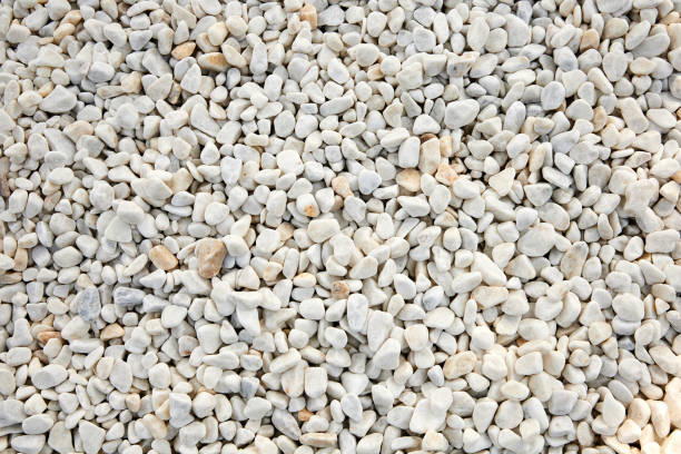 piedras decorativas blancas para organizar parcelas de jardín, textura de guijarros blancos y fondo - gravel fotografías e imágenes de stock