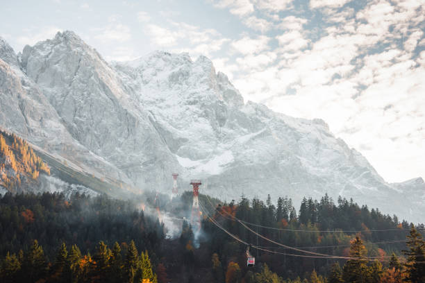 乗客をツークシュピッツェの頂上まで持ち上げる高山ロープウェイ - wetterstein mountains bavaria mountain forest ストックフォトと画像