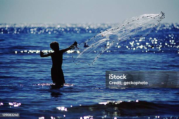 Photo libre de droit de Garçon Castnetting Pour Baitfish banque d'images et plus d'images libres de droit de Pêche - Activité de plein air - Pêche - Activité de plein air, Floride - Etats-Unis, Enfant