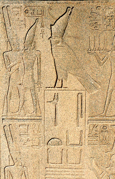 Hieroglyphs con aves, Karnak-Egipto - foto de stock