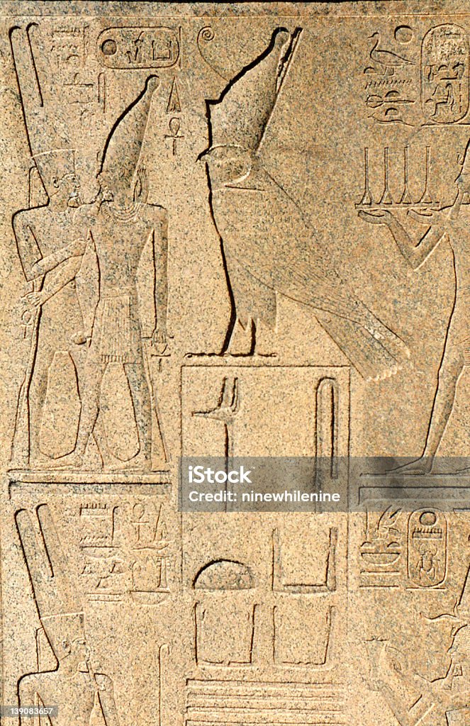 Hieroglyphs avec oiseaux, de Karnak, Égypte - Photo de Anubis libre de droits