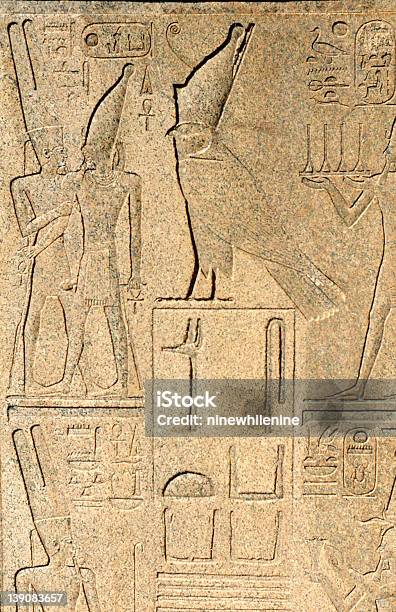 Photo libre de droit de Hieroglyphs Avec Oiseaux De Karnak Égypte banque d'images et plus d'images libres de droit de Anubis - Anubis, Archéologie, Asie de l'Ouest