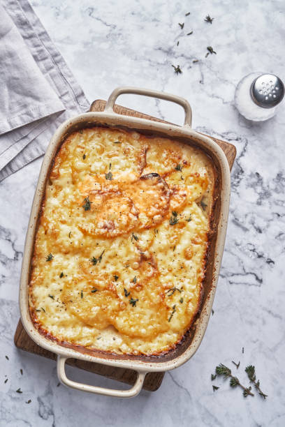 batata gratinada com creme e queijo - dauphinois - fotografias e filmes do acervo