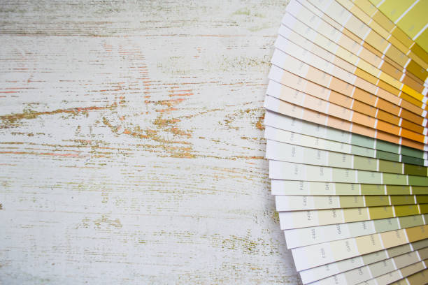 papier fan paint próbki wystroju wnętrz malowanie ścian naturalne kolory. drewniane tło, miejsce na kopiowanie - graphic designer pattern interior designer fabric swatch zdjęcia i obrazy z banku zdjęć