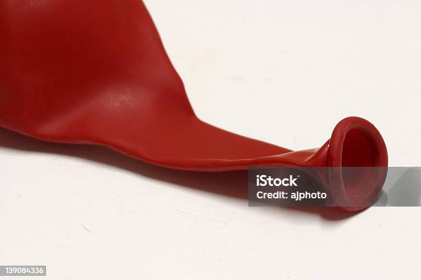 Esvaziado Balão Vermelho - Fotografias de stock e mais imagens de Balão - Enfeite - Balão - Enfeite, Borracha - Material, Brinquedo