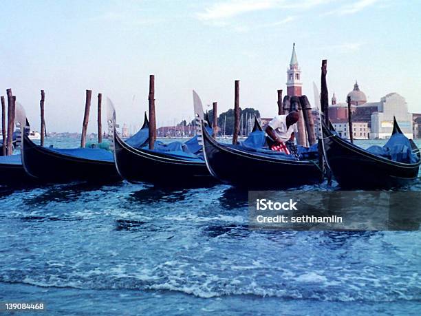 Gondolas Foto de stock y más banco de imágenes de Cultura Italiana - Cultura Italiana, Embarcación marina, Europa - Continente