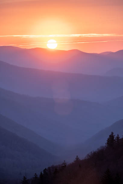 light lens flair over great smoky mountains at sun rise - blue ridge mountains appalachian mountains sunrise mountain imagens e fotografias de stock