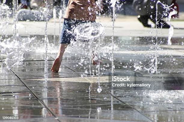 Fonte De Diversão - Fotografias de stock e mais imagens de Criança - Criança, Descalço, Fonte