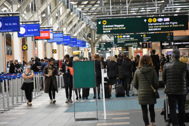 밴쿠버 국제 공항, 브리티시 컬럼비아, 캐나다, 걷는 사람들, 수하물 장면 - vancouver international airport 뉴스 사진 이미지