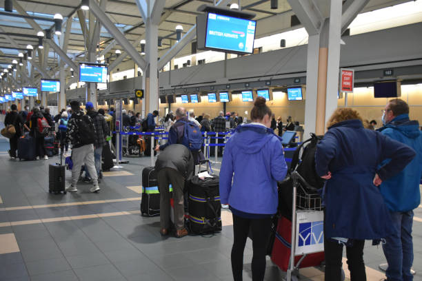 밴쿠버 국제 공항, 브리티시 컬럼비아, 캐나다, 수하물 풍경과 함께 걷는 사람들 - vancouver international airport 뉴스 사진 이미지