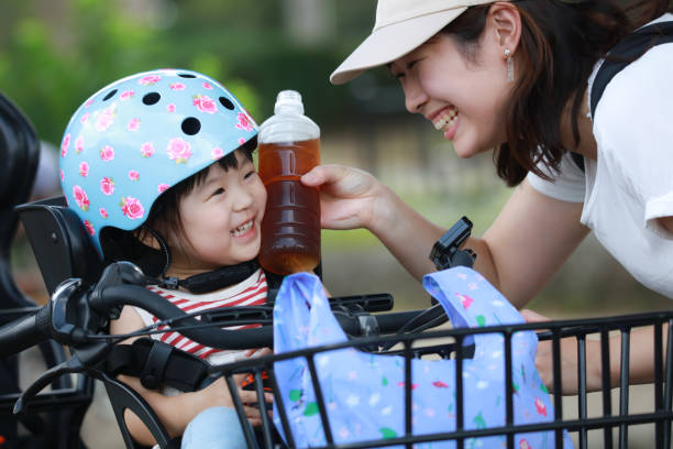 padre e hijo para rehidratarse - rehydrate fotografías e imágenes de stock