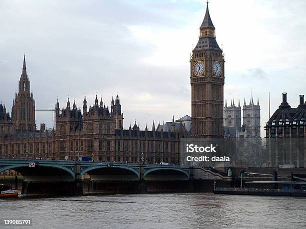 Big Ben E Il Waterfront - Fotografie stock e altre immagini di Acqua - Acqua, Ambientazione esterna, Automobile