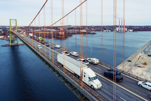 semi caminhão de atravessar a ponte - heavy truck - fotografias e filmes do acervo