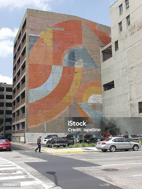 Wyblakły Mural W Indianapolis Building - zdjęcia stockowe i więcej obrazów Mural - Mural, Ulica, Bez ludzi