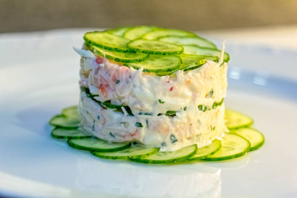 2. Крабовый салат с огурцом и яйцом