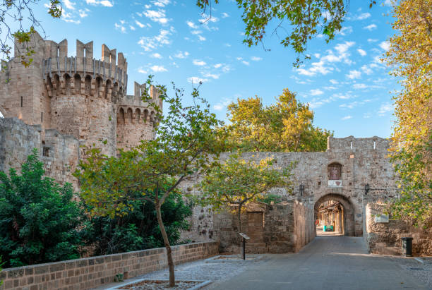 la puerta de san antonio y la torre de santa maría en la entrada de la tonelada medieval de rodas, grecia. - antony santos fotografías e imágenes de stock