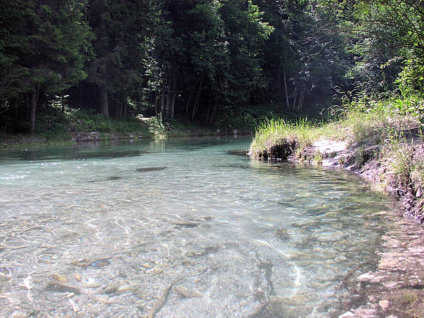 Um pequeno Lago em uma montanha Local - fotografia de stock