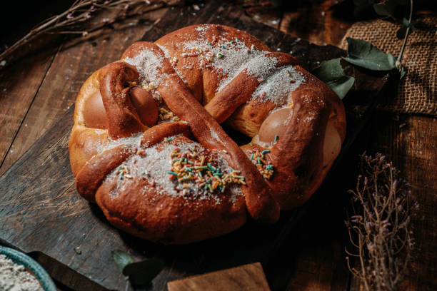 mona de pascua, traditional spanish easter cake - paastaart stockfoto's en -beelden