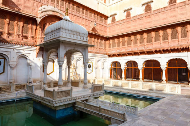 cour du palais lalgarh à bikaner, rajasthan, asie - bikaner photos et images de collection