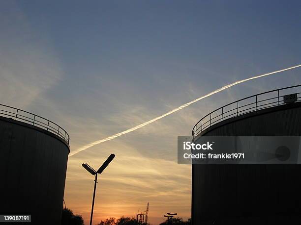 Depósitos De Aceite Foto de stock y más banco de imágenes de Baranda - Baranda, Camión de peso pesado, Camión frigorífico