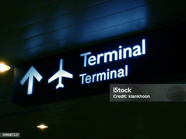 Placa De Terminal - Fotografias de stock e mais imagens de Aeroporto - Aeroporto, Azul, Branco