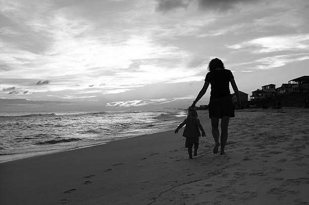 Mutter & Tochter zu Fuß am Strand bei Sonnenuntergang – Foto
