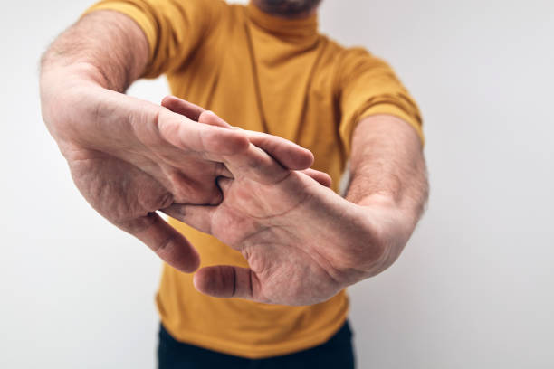 erwachsener mann mit hand- und handgelenkschmerzen. - rheumatism human finger human hand human arm stock-fotos und bilder