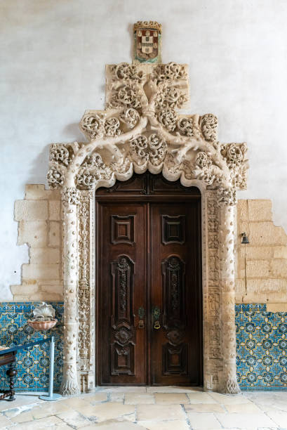 Manueline vault and door to the sacristy in the Alcobaca monastery Alcobaca, Portugal - 7 April, 2022: Manueline vault and door to the sacristy in the Alcobaca monastery alcobaca photos stock pictures, royalty-free photos & images