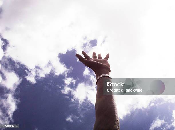 Alcance El Cielo Foto de stock y más banco de imágenes de Brazo humano - Brazo humano, Cielo, Cuerpo humano