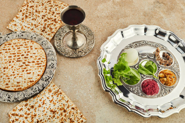 pessach sederteller mit traditionellem essen ontravertin stein hintergrund - passover seder seder plate table stock-fotos und bilder