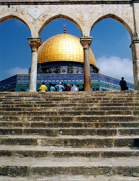 израиль. лестницы к омар мечеть - jerusalem israel people omar стоковые фото и изображения