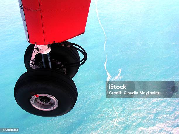 Voar Sobre O Mar - Fotografias de stock e mais imagens de Alto-Contraste - Alto-Contraste, Avião, Azul