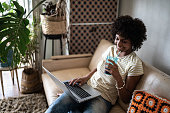 junge-frau-die-den-laptop-zu-hause-benutzt.jpg?b=1&s=170x170&k=20&c=SlPUR7XwWFiGMh8y0kKnRIlRncMIcPMFNOzgErq-PUc=