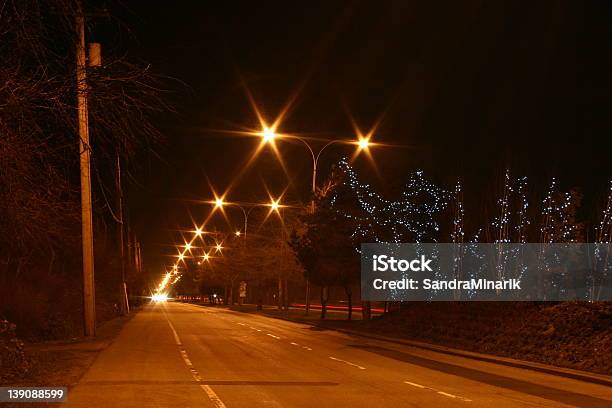 Street Foto de stock y más banco de imágenes de Aire libre - Aire libre, Alto - Descripción física, Asfalto