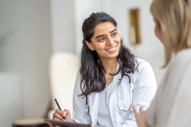 先輩女性とのホームケア訪問 - asian ethnicity doctor patient healthcare and medicine ストックフォトと画像